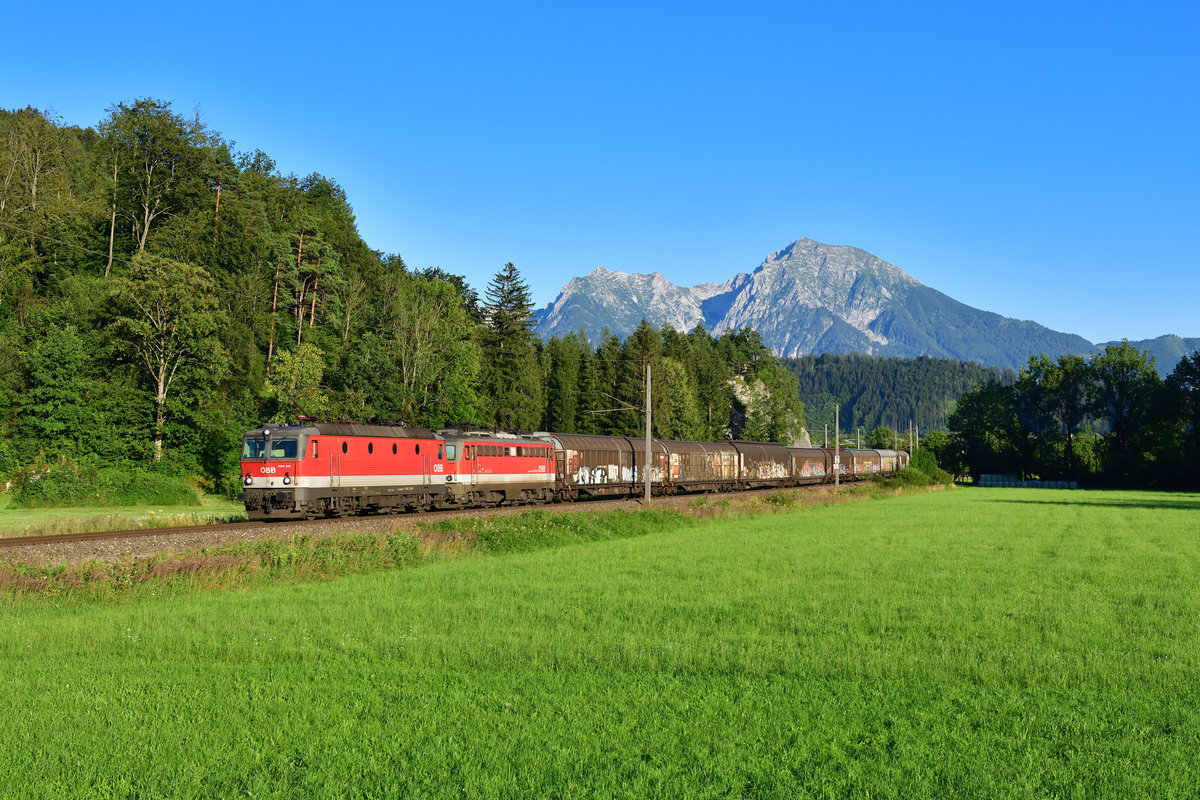 1144 214 + 1142 627 mit einem Güterzug am 27.07.2020 bei Roßleithen.