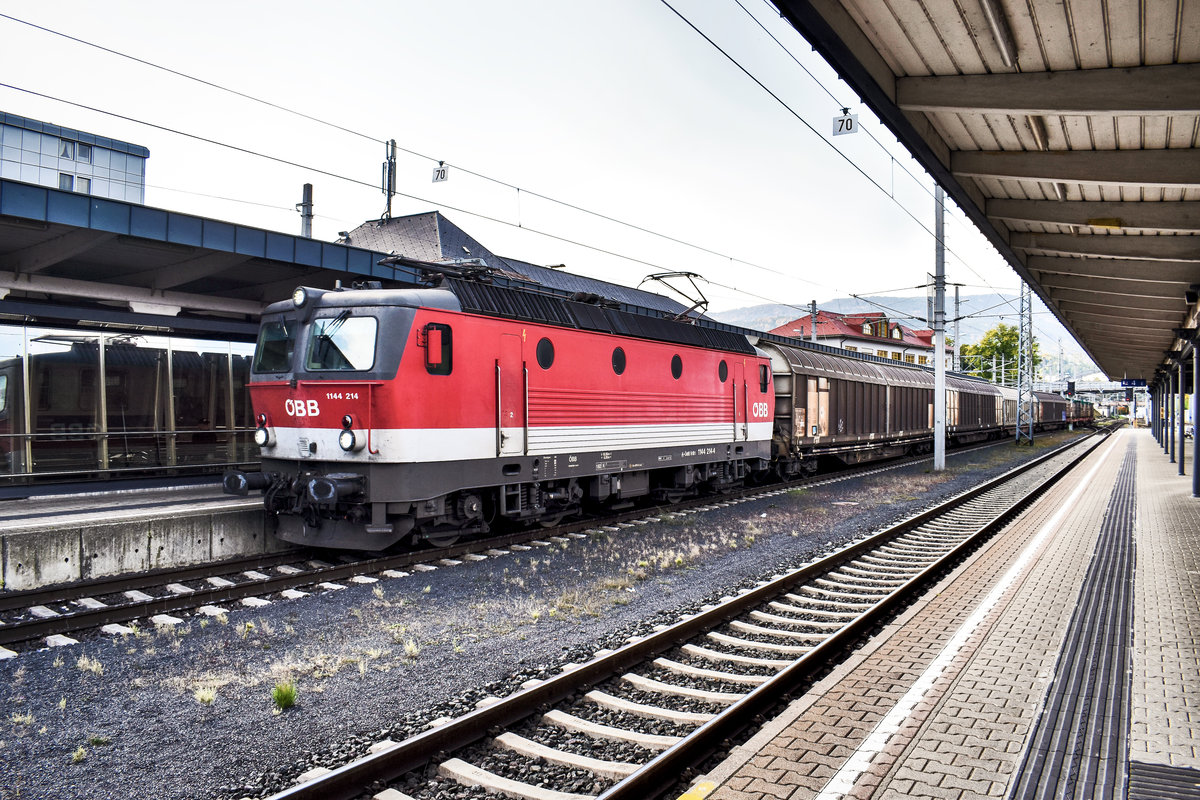 1144 214-4 durchfährt, am 15.10.2019, mit einem Güterzug den Villacher Hbf.