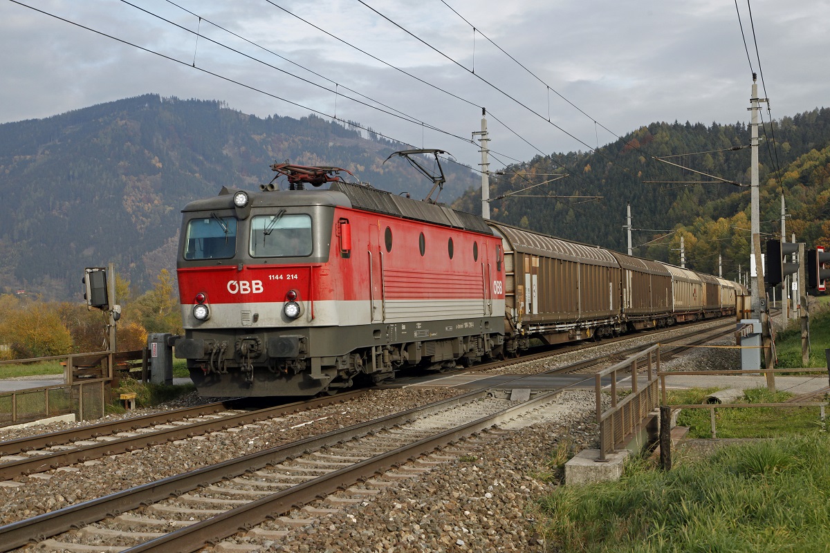 1144 214 mit Güterzug bei Niklasdorf am 29.10.2015.