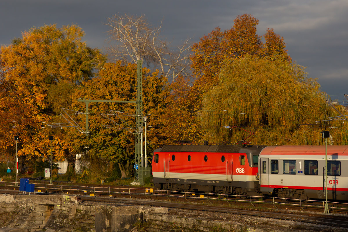 1144 215-1 mit dem IC 118 Leerpark auf dem Bahndamm Lindau. 30.0.20