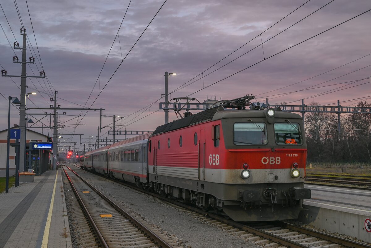 1144 216 wendet in Marchegg im Dezember 2024