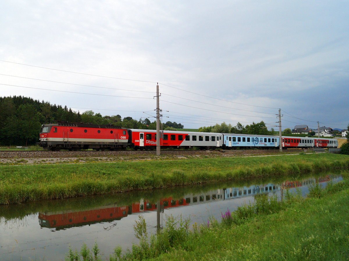 1144 218-5 mit dem R 3976/S4 (Steyrling - Linz Hbf) kurz nach Wartberg an der Krems, 08.07.2019.