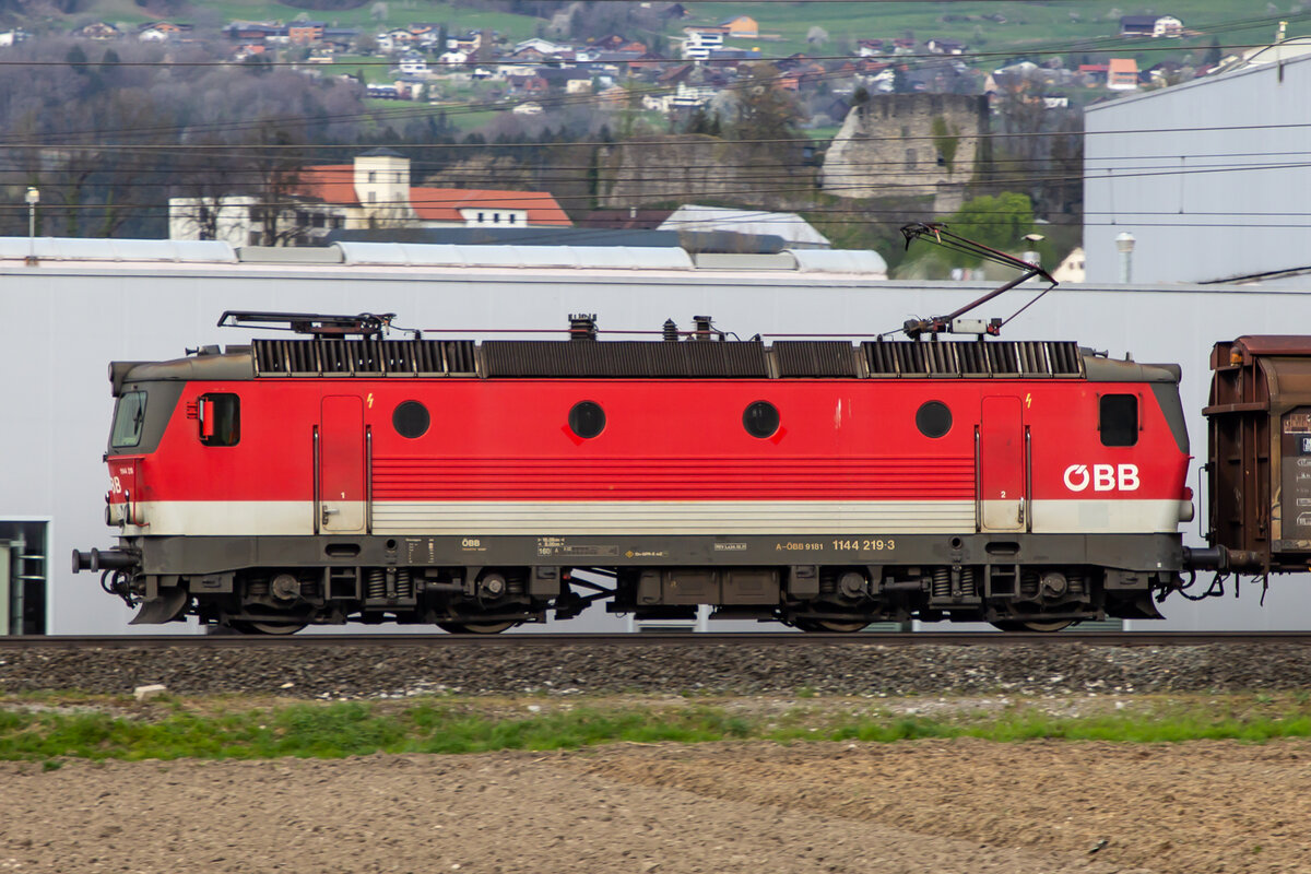 1144 219-3 mit einem Güterzug bei Schlins. 13.4.22