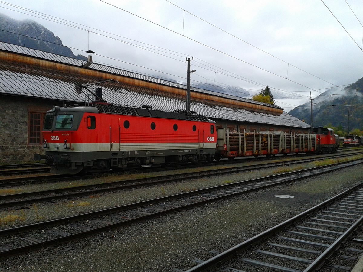 1144 219-3 mit zwei Holzwagen am 14.10.2015 in Lienz. Am Zugschluss hing 2068 028-6.