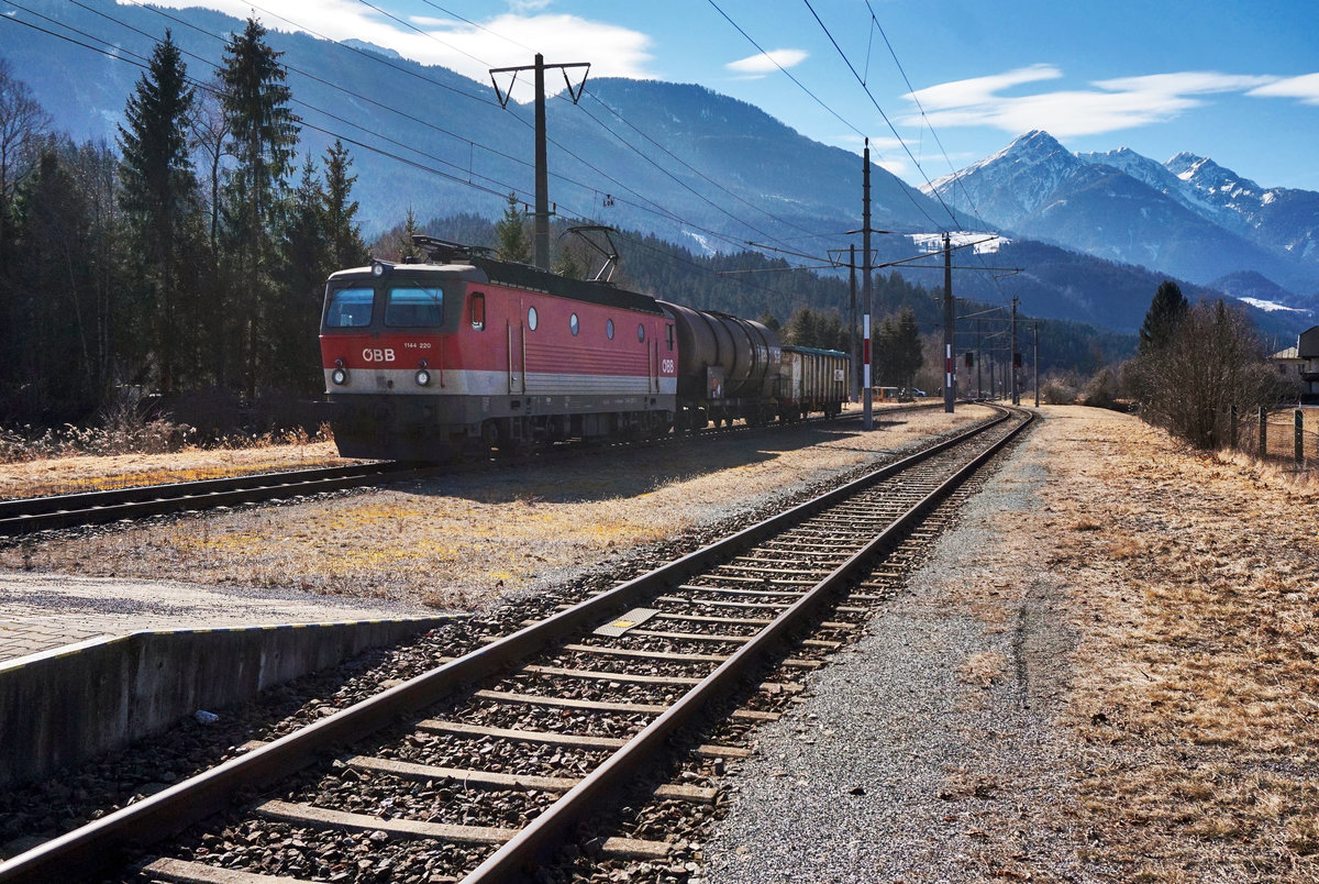 1144 220-1 durchfährt mit einem sehr kurzen Mischer den Bahnhof Greifenburg-Weißensee. 
Aufgenommen am 23.2.2017.