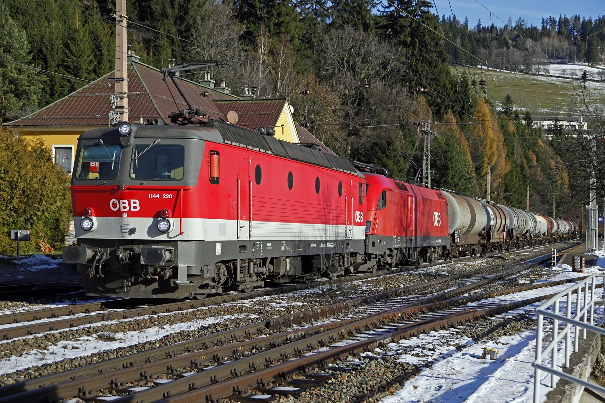 1144 220 und 1116.... ziehen am 2.12.2013 einen Güterzug durch den Bahnhof Breitenstein.