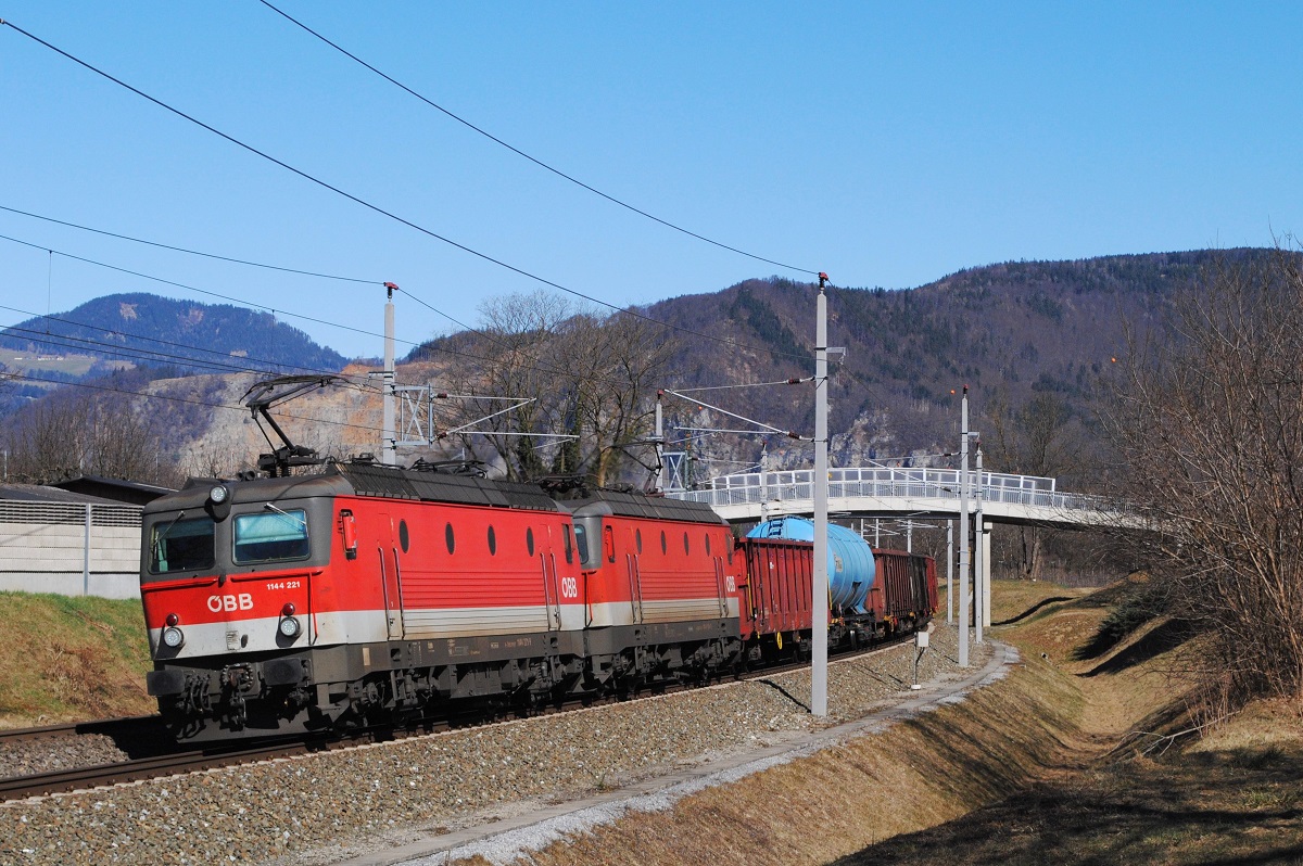 1144 221 + 1144 084 + Güterzug, Stübing. (27.02.2021)