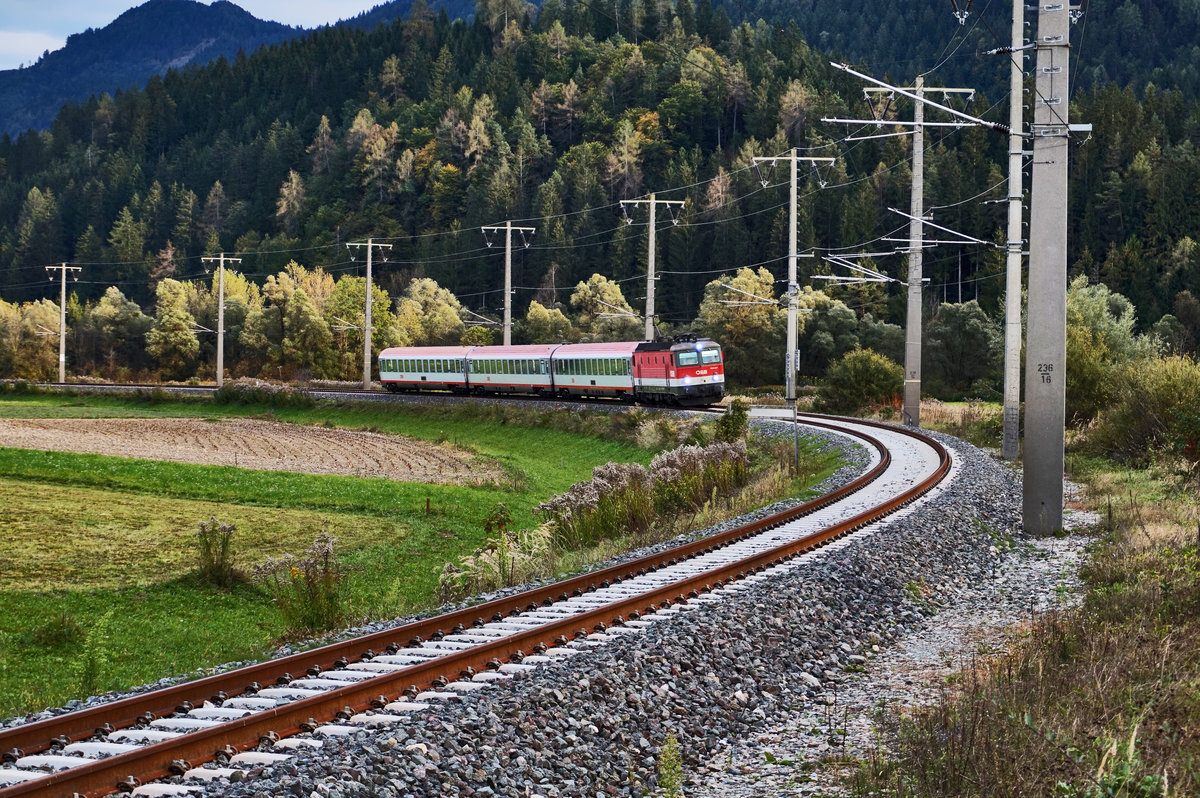 1144 221-9 nähert sich mit dem D 735 (Villach Hbf - Lienz), Berg im Drautal.
Aufgenommen am 6.10.2016.