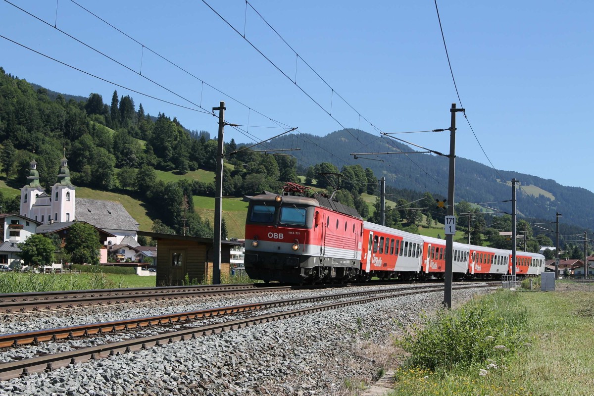 1144 221 mit REX 1504 Salzburg Hauptbahnhof-Wörgl Hauptbahnhof bei Brixen im Thale am 1-8-2013.