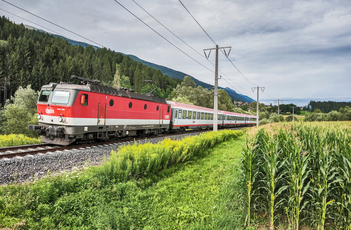 1144 222-7 fährt mit dem D 735 (Villach Hbf - Lienz) bei Berg im Drautal vorüber.
Aufgenommen am 27.7.2017.