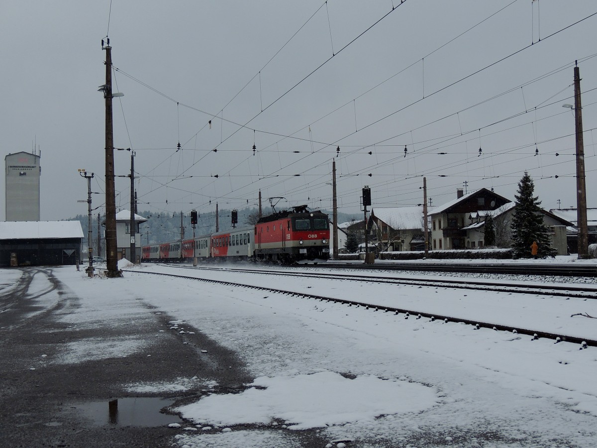 1144 222 absolviert in winterlicher Umgebung die Zugleistung REX5886; Bhf. Redl-Zipf; 160301