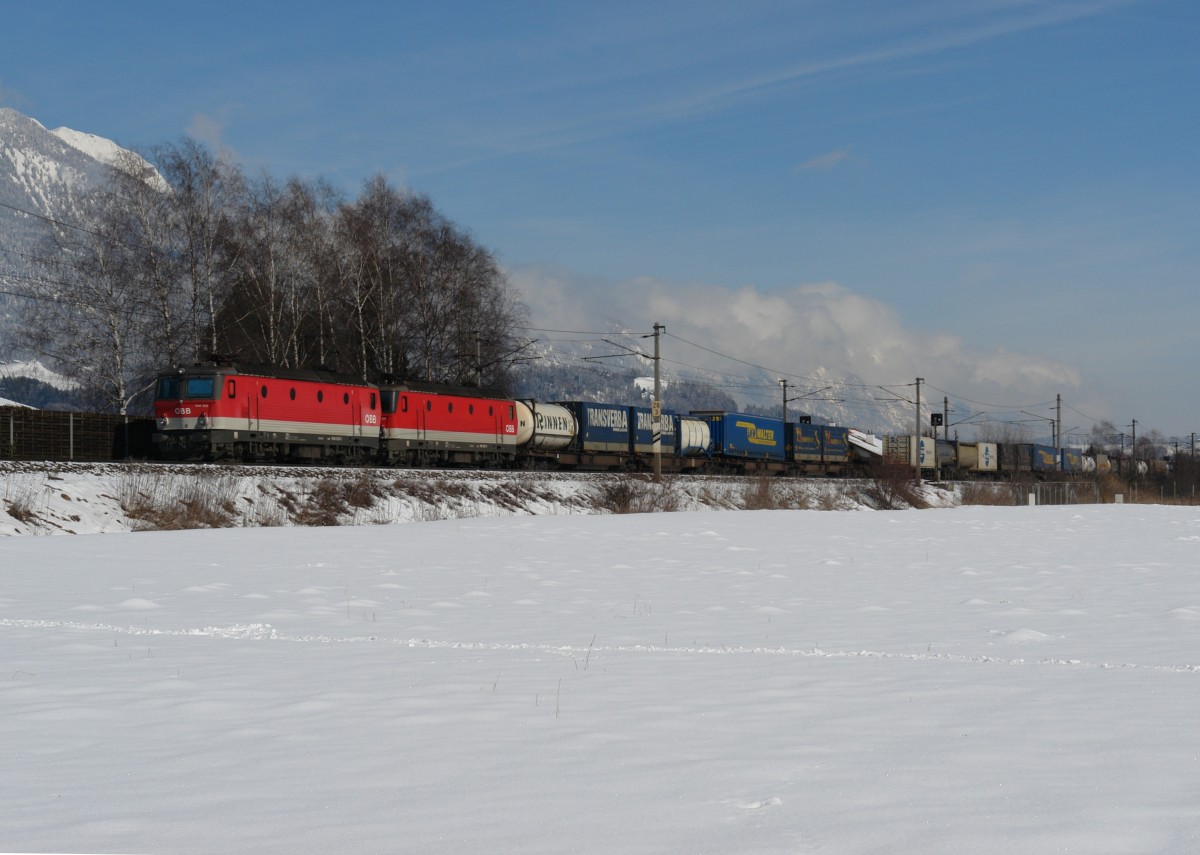 1144 223 + 1144 221 mit einem KLV am 25.02.2009 bei Brixlegg.
