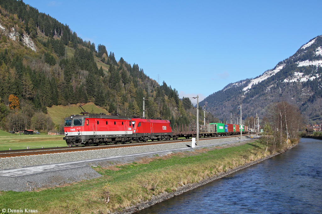 1144 225 + 1016 041 mit Güterzug am 25.10.2014 bei Dorfgastein.