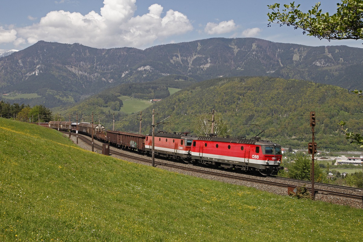 1144 225 + 1144.. mit Güterzug nahe Eichberg am 11.05.2017.