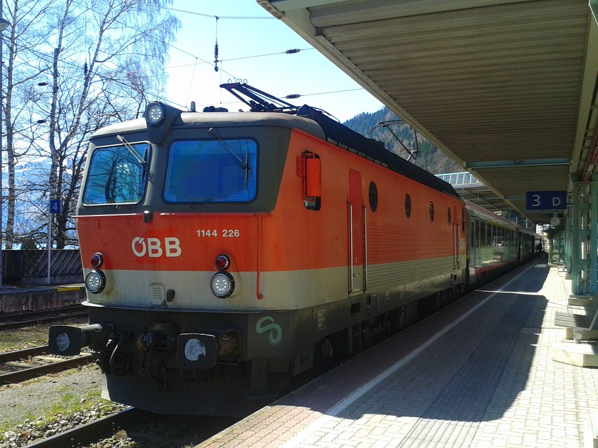 1144 226 mit IC 542 (Wien Westbahnhof - Innsbruck Hbf) beim Halt im Bahnhof Zell am See. (19.4.2015)