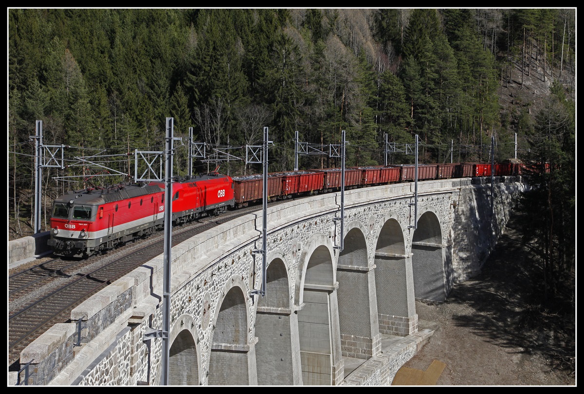 1144 227 + 1116... mit Güterzug am Gamperlviadukt am 12.03.2020.