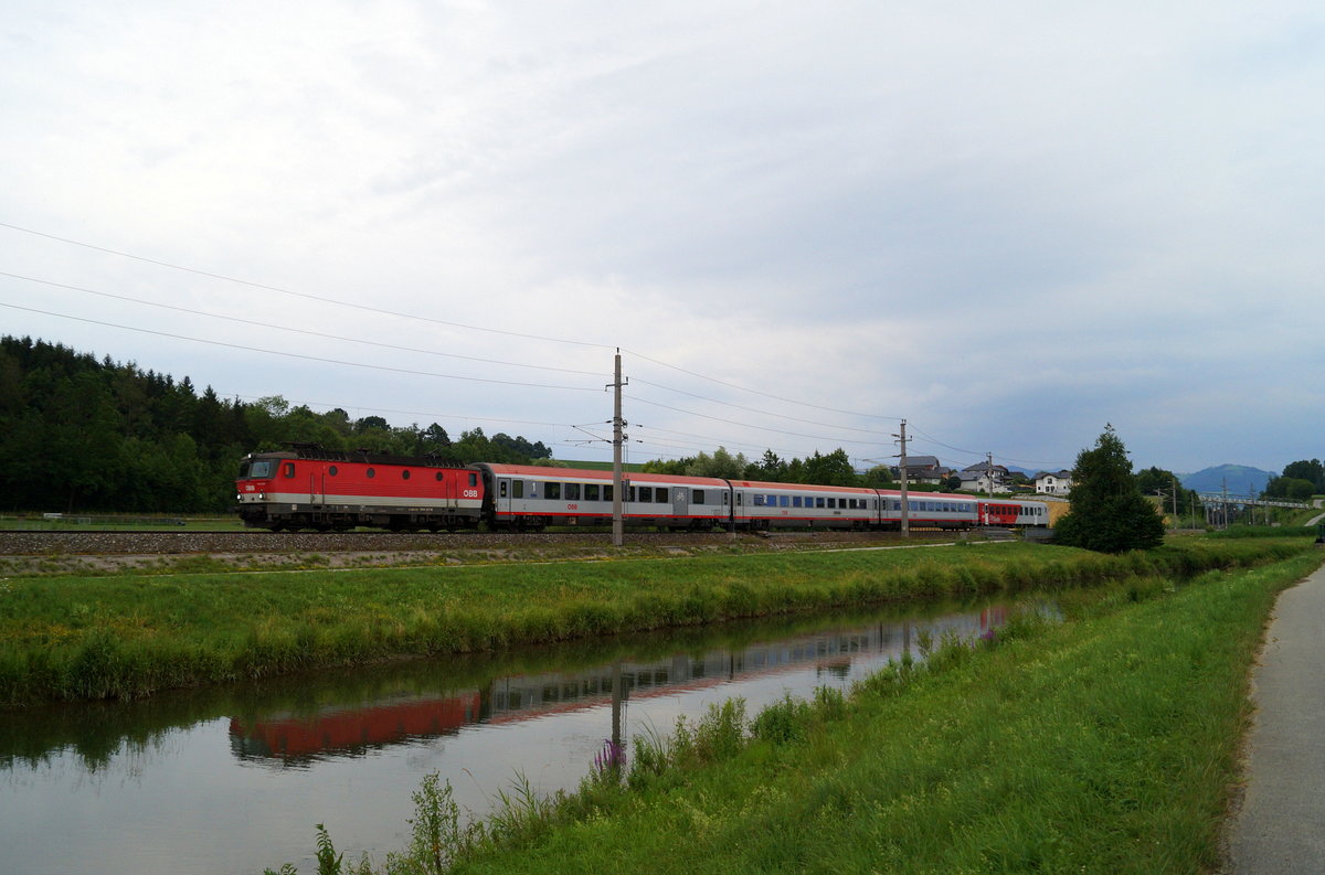 1144 227 mit dem IC 600  Bosruck  von Graz Hbf nach Linz Hbf bei Wartberg an der Krems, 08.07.2019.