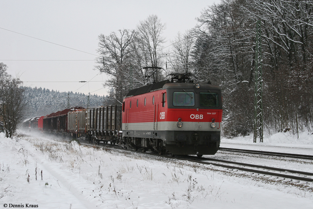 1144 227 mit einem gemischten Güterzug am 04.12.2010 in Aßling.