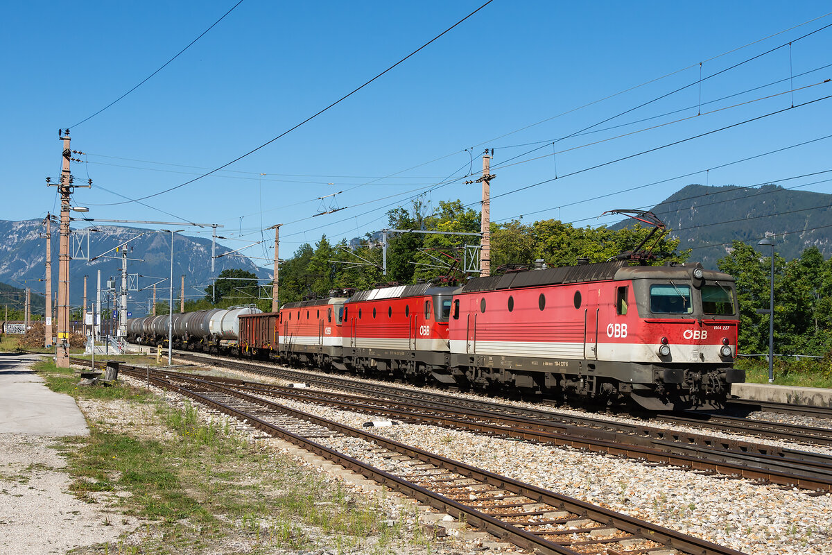 1144 227 vor zweit weiteren Lokomotiven der Reihe 1144 mit einem Güterzug über den Semmering, fotografisch festgehalten am 25.09.2021 in Eichberg.