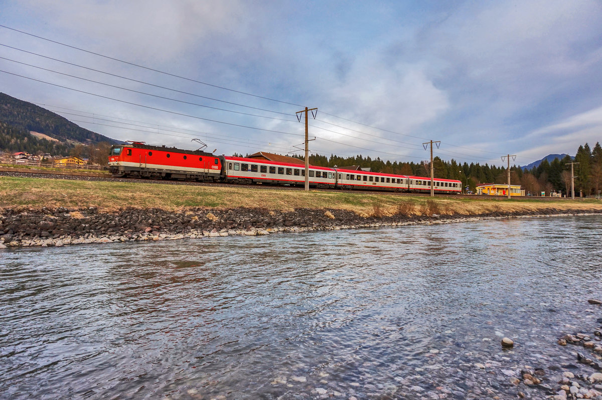 1144 228-4 durchfährt mit dem D 735, auf der Fahrt von Villach Hbf nach Lienz, die Haltestelle Berg im Drautal.
Aufgenommen am 24.3.2017.
