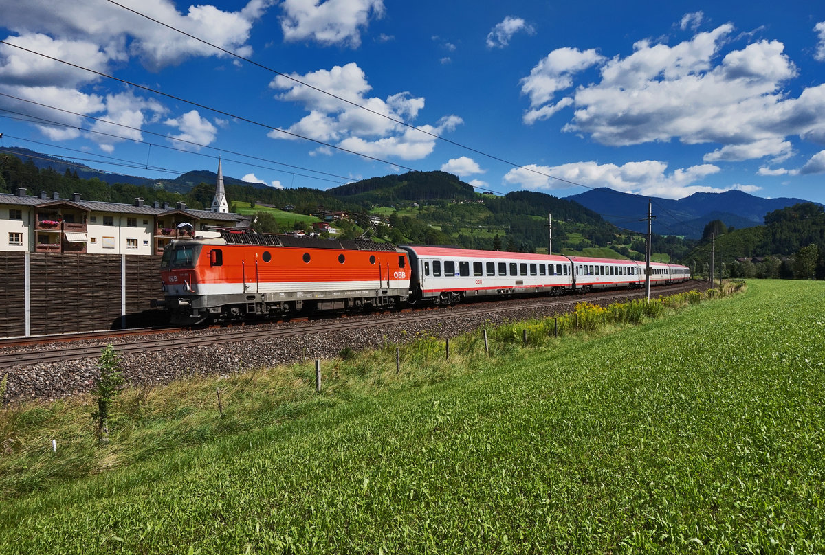1144 228-4 fährt mit dem IC 691 (Klagenfurt Hbf - Salzburg Hbf - Flughafen Wien (VIE)), nahe der Haltestelle Pfarrwerfen vorüber.
Aufgenommen am 7.8.2016.