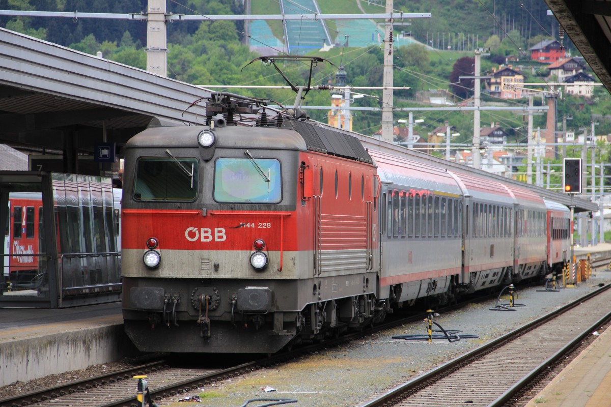 1144 228 wartet hier mit ihrem Intercity 515 nach Graz Hbf im Innsbrucker Hauptbahnof auf die Abfahrt
2.Mai 2014