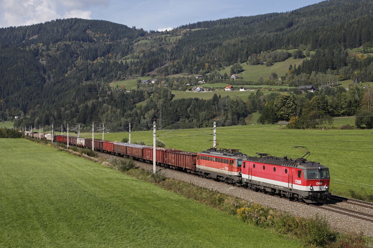 1144 229 + 1142 688 mit Güterzug bei Trieben am 28.09.2017.