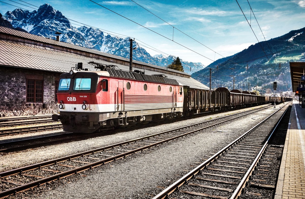 1144 229-2 steht am 18.4.2018 mit einem Güterzug im Bahnhof Lienz.
