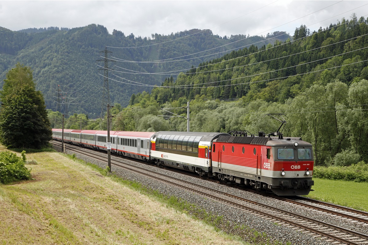 1144 230 mit EC668 bei Mixnitz am 1.06.2016.