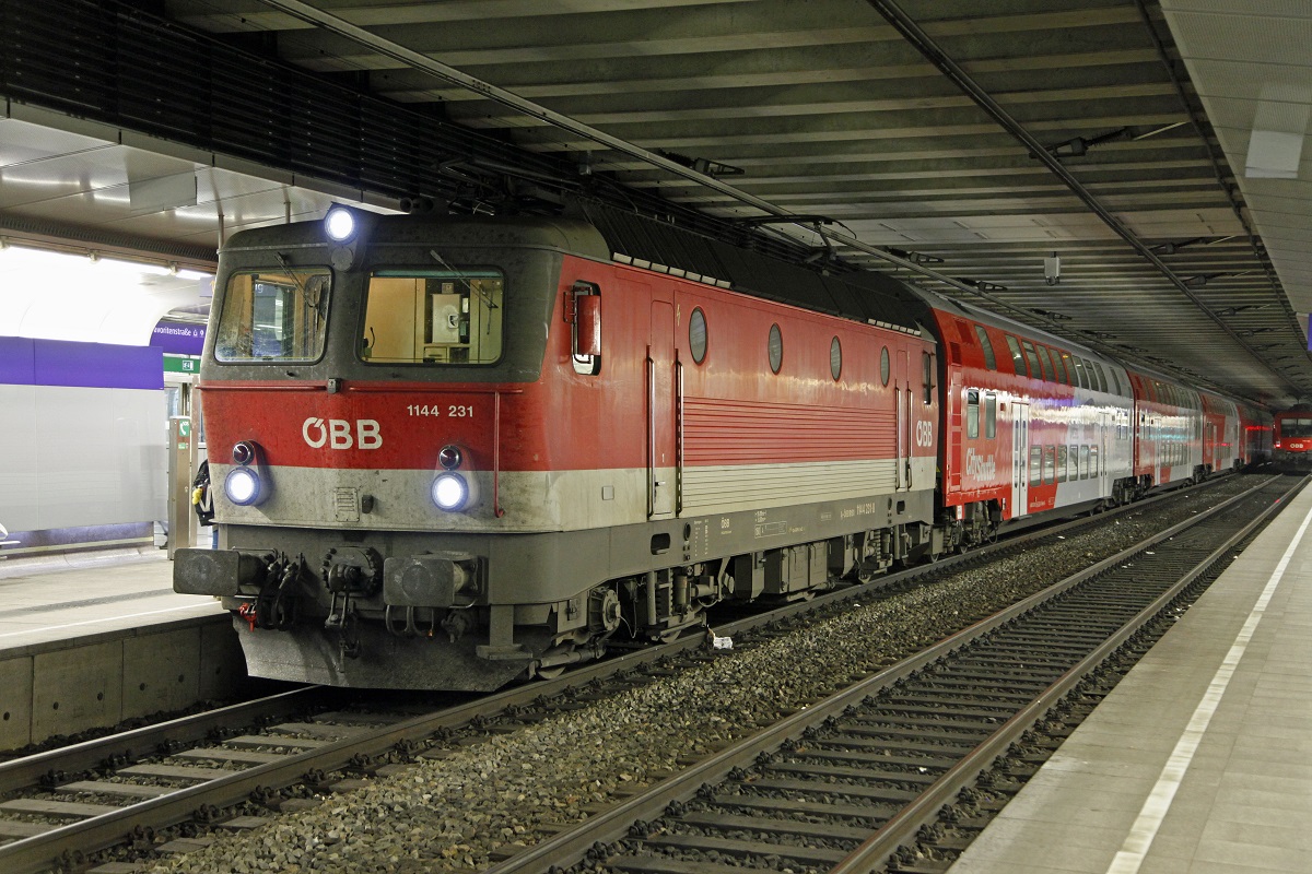 1144 231 mit REX in der Haltestelle Wien Hbf. S-Bahn am 28.09.2016.