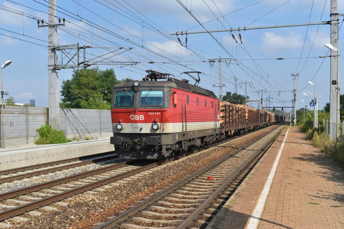 1144 232 mit Holzzug, in Wien-Haidestraße, Richtung Wien-Simmering. September 2019