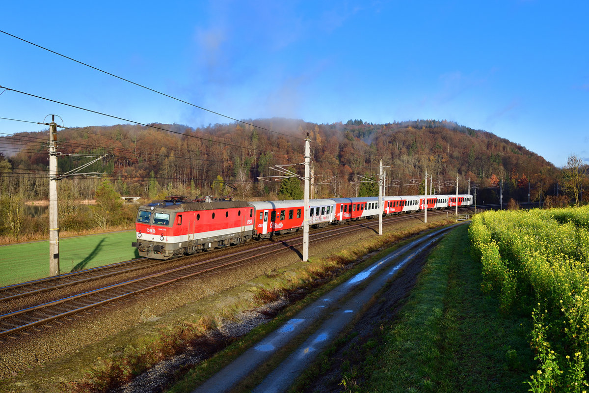 1144 233 mit einem REX am 20.11.2020 bei Wernstein am Inn.