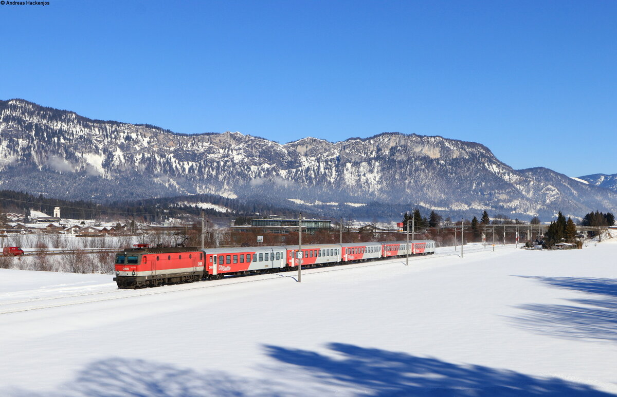 1144 234 mit dem REX 1508 (Salzburg Hbf – Wörgl Hbf) bei Oberndorf in Tirol 9.2.22