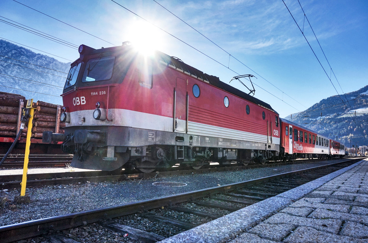 1144 236-7 steht bei strahlendem Sonnenschein, mit einer zweiteiligen CityShuttle-Garnitur, im Bahnhof Lienz.
Aufgenommen am 10.11.2016.