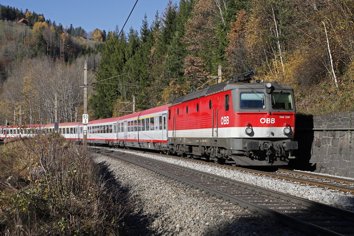 1144 236 mit EC158 bei klamm - Schottwien am 15.11.2017.