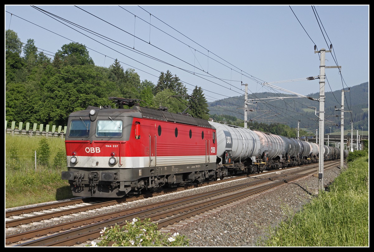 1144 237 mit Güterzug bei Bruck an der Mur am 12.06.2019.