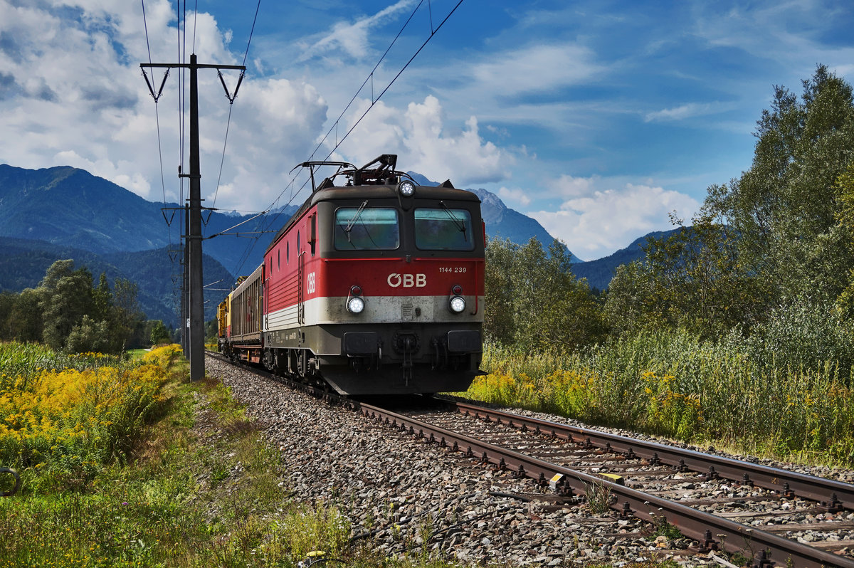 1144 239-1 ist mit einem gedeckten Güterwagen und dem X 651 004-4, zwischen Irschen und Dellach im Drautal, in Richtung Spittal-Millstättersee unterwegs.
Aufgenommen am 2.9.2016.