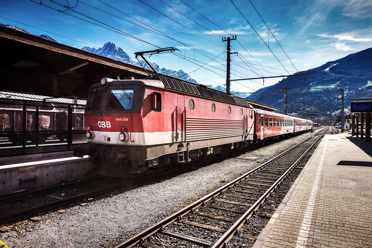 1144 239-1 wartet im Bahnhof Lienz, auf die Abfahrt als REX 4624 nach Sillian.
Aufgenommen am 18.4.2018.