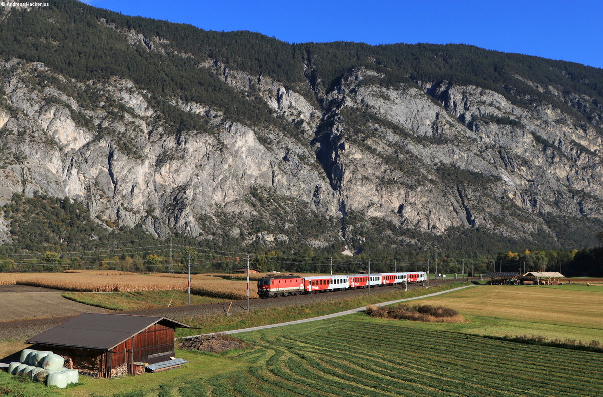 1144 239 mit dem REX 5380 (Innsbruck Hbf-Landeck-Zams) bei Haiming 16.10.21
