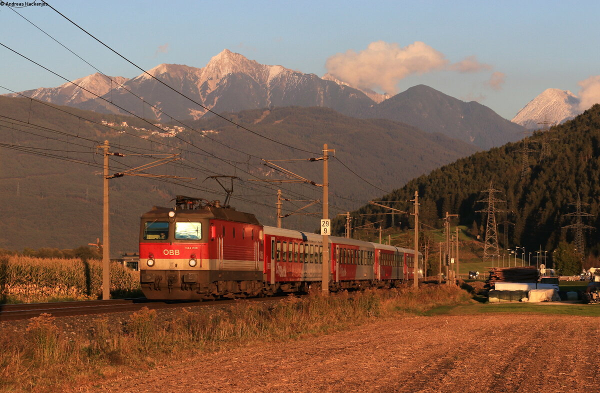 1144 239 mit dem REX 5362 (Innsbruck Hbf-Landeck Zams) bei Rietz 16.10.21
