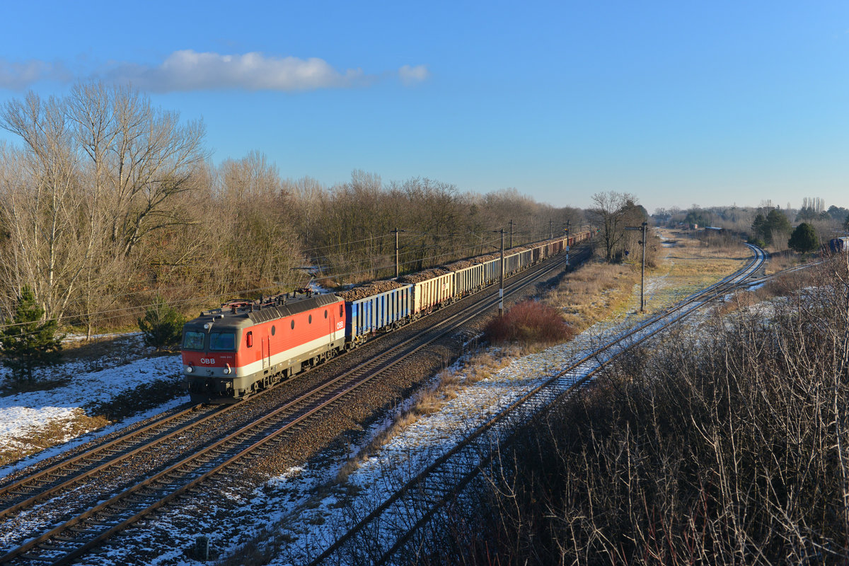 1144 241 mit einem Rübenzug am 06.01.2015 bei Strasshof an der Nordbahn.