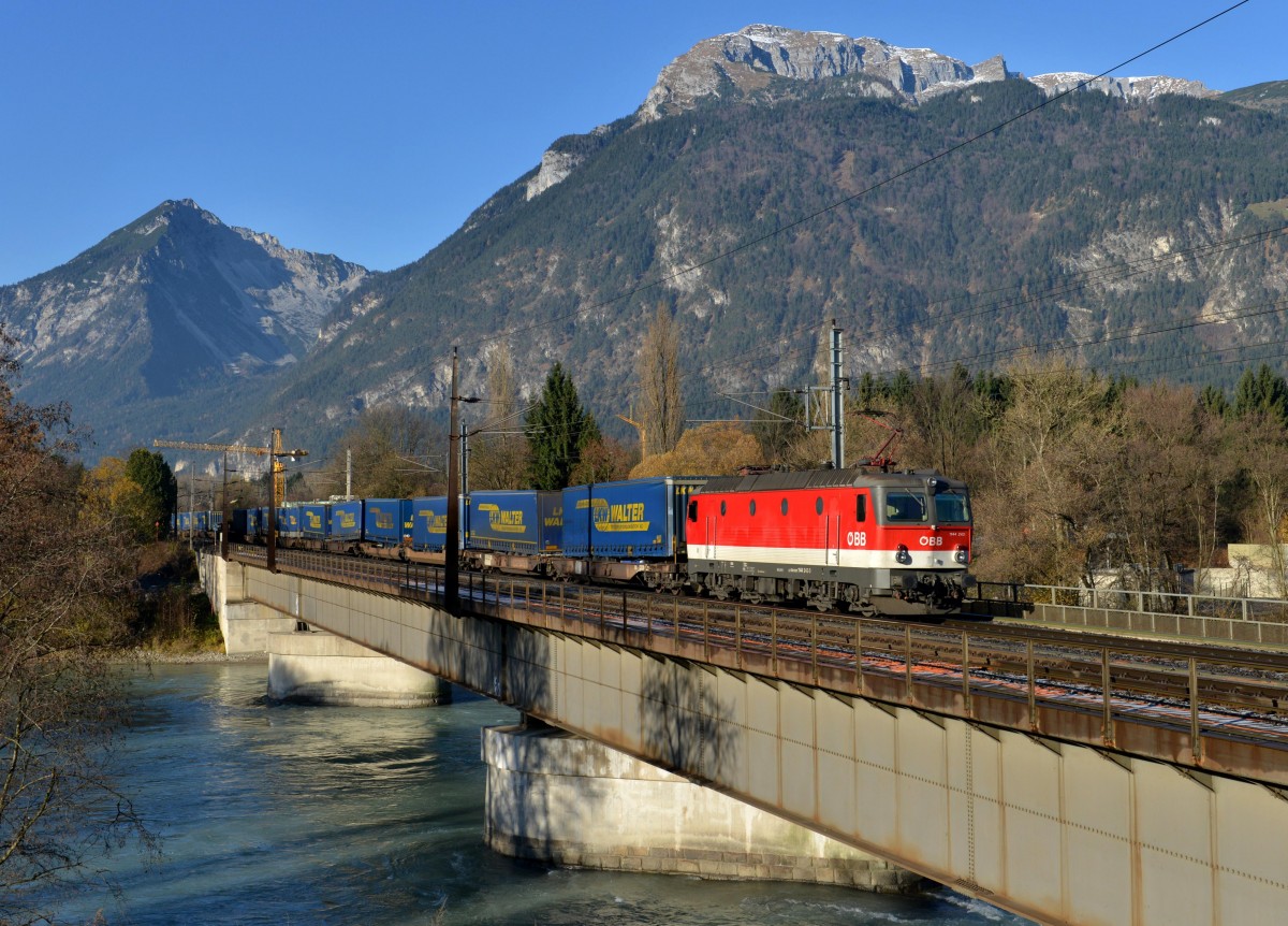 1144 243 mit einem LKW-Walter-KLV am 17.11.2012 auf der Innbr�cke bei Brixlegg.