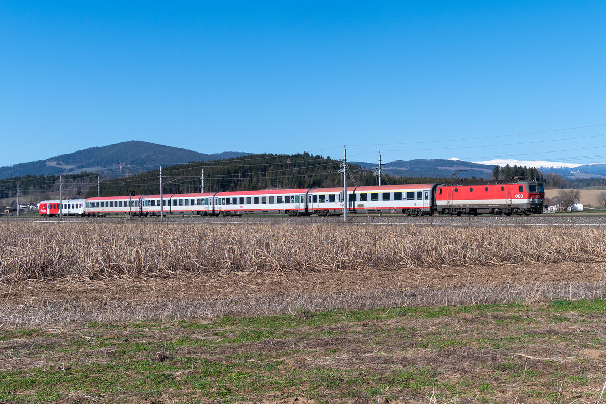 1144 243, unterwegs mit dem Intercity 737 (Wien Hbf. - Mallnitz-Obervellach) am 19.03.2025 bei Kappla m Krappfeld.