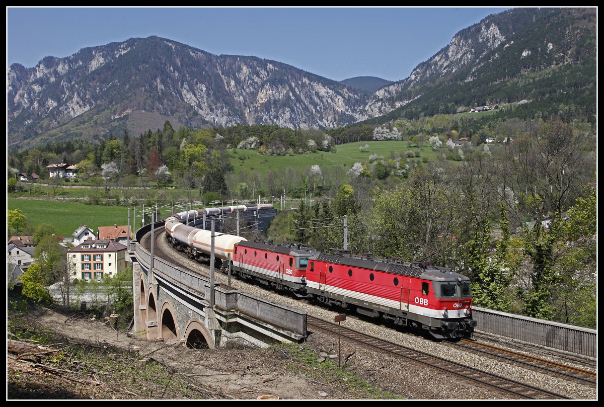 1144 245 + 1144 080 mit Güterzug auf dem Schwarzaviadukt am 19.04.2018.