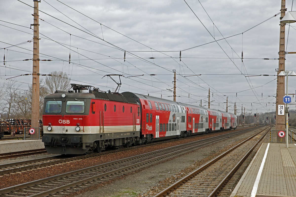 1144 245 mit REX in Gänserndorf am 31.01.2018.