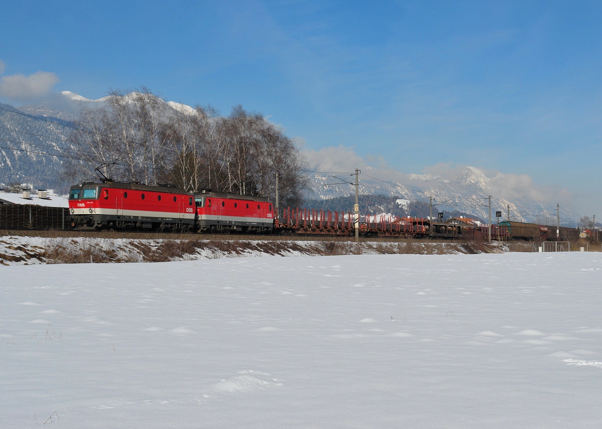 1144 247 + 1144 xxx mit einem Güterzug am 25.02.2009 bei Brixlegg. 