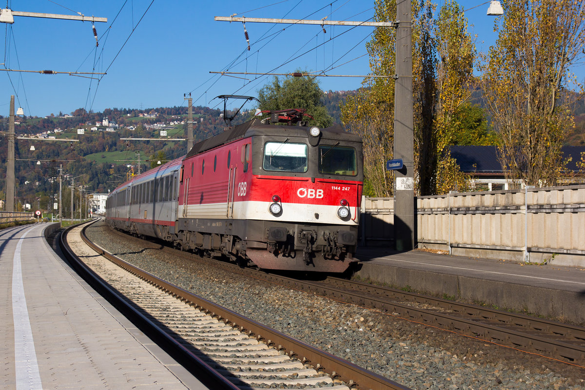 1144 247-4 zieht den IC 119 durch Vorarlberg und passiert den Haltepunkt Haselstauden. 16.10.17