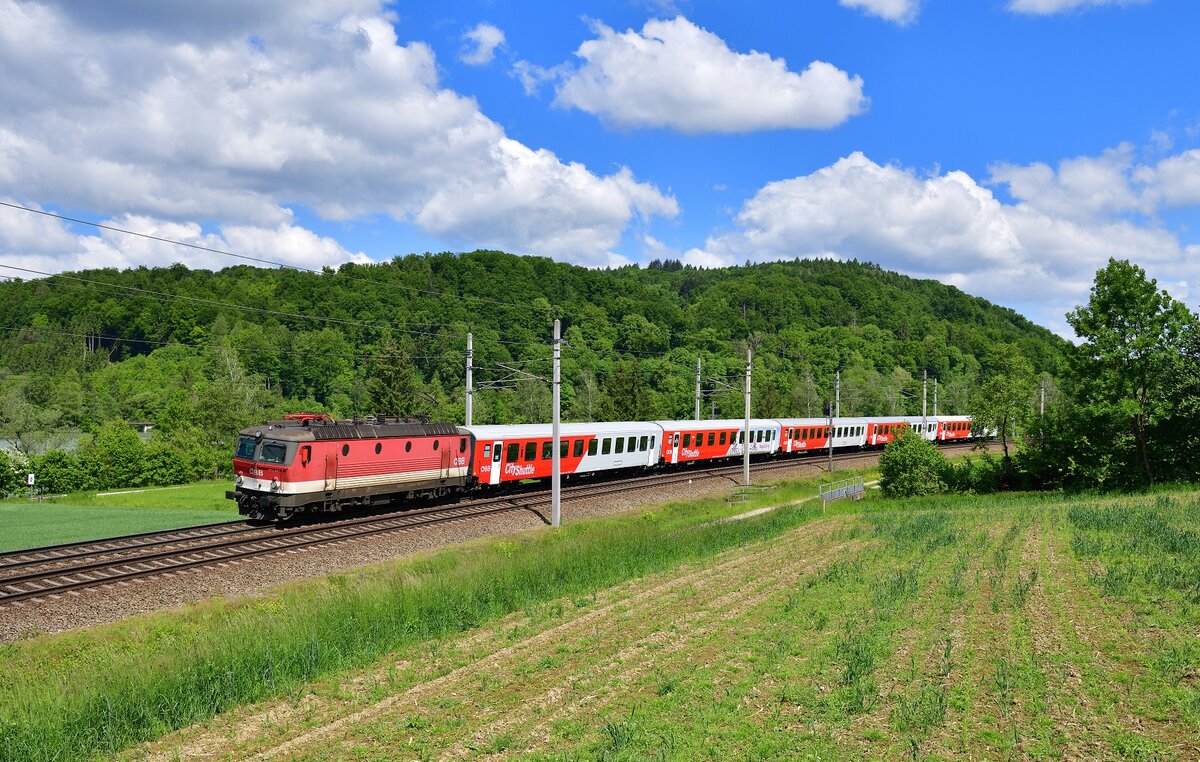 1144 247 mit einem REX am 30.05.2021 bei Wernstein am Inn.