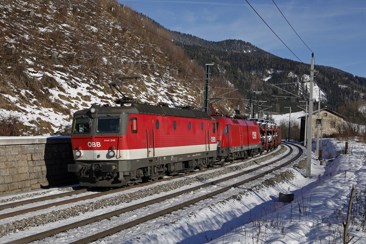 1144 248 + 1116 039 mit Güterzug bei Spital am Semmering am 6.12.2017.