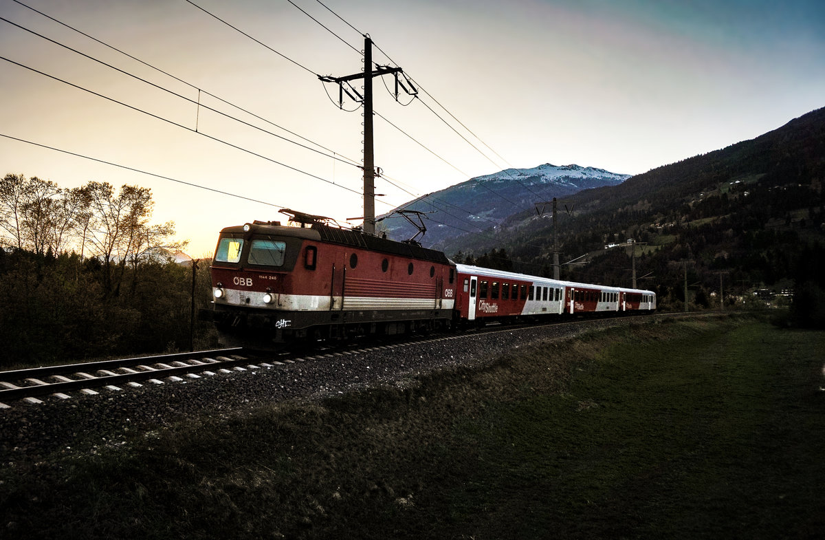 1144 248-2 fährt mit der S1 4875 (Lienz - Spittal-Millstättersee), bei Berg im Drautal vorüber.
Aufgenommen am 20.4.2018.